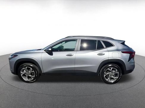 Used 2025 Chevrolet Trax LT w/ LT Convenience Package FWD image 9