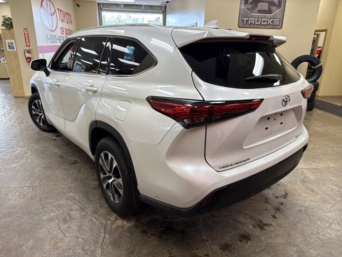 Certified 2022 Toyota Highlander XLE image 8