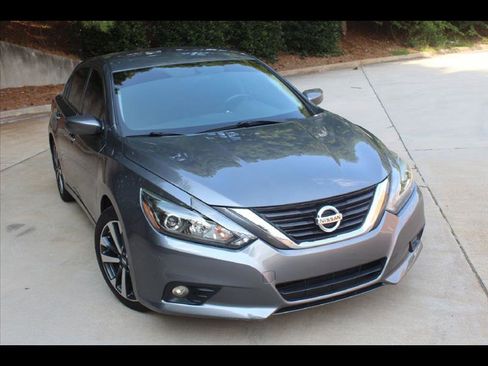 Used 2017 Nissan Altima 2.5 SR w/ LED Appearance Package image 1