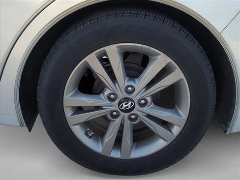 Used 2017 Hyundai Elantra SE image 7