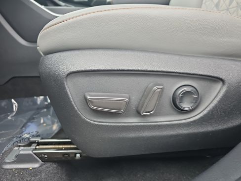 Used 2023 Toyota Highlander Bronze Edition FWD image 29