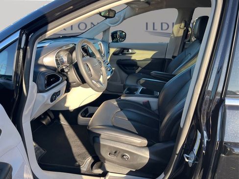 Used 2024 Chrysler Pacifica Select image 10