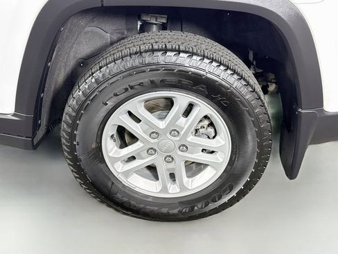 Used 2025 Jeep Grand Cherokee Laredo w/ MOPAR Finishing Package AWD/4WD image 32