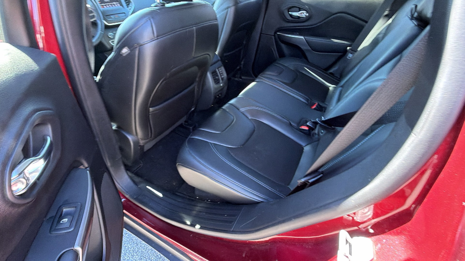 Used 2019 Jeep Cherokee Latitude Plus AWD/4WD image 23