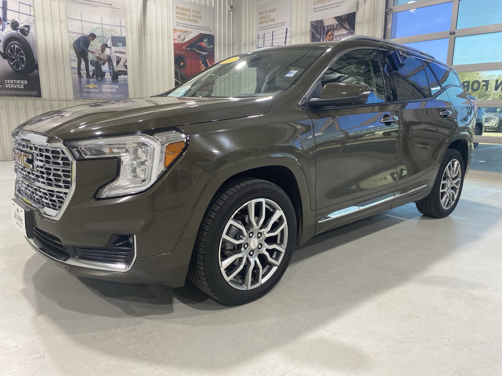 Used 2024 GMC Terrain Denali w/ Denali Premium Package AWD/4WD image 4