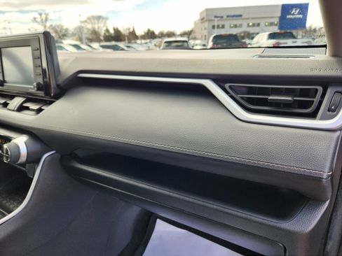 Used 2021 Toyota RAV4 LE image 17
