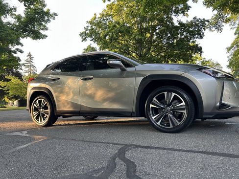 Used 2019 Lexus UX 200 w/ Premium Package FWD image 2