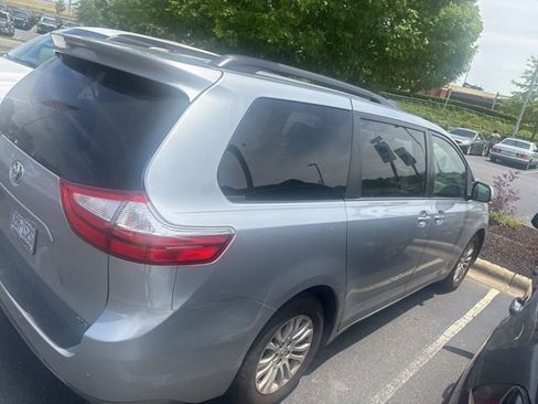 Used 2015 Toyota Sienna XLE Premium FWD image 3