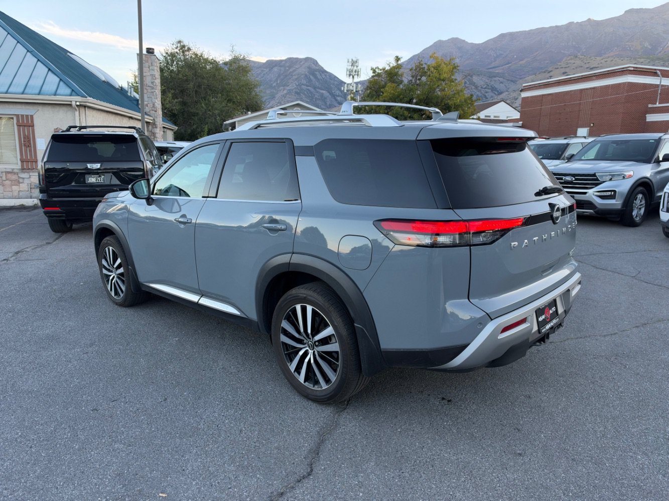 Used 2023 Nissan Pathfinder Platinum AWD/4WD image 3