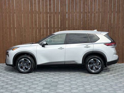 Used 2024 Nissan Rogue SV w/ SV Premium Package image 12