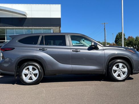 Used 2024 Toyota Highlander LE image 3