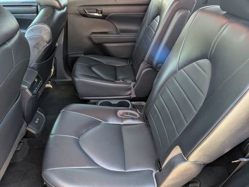 Used 2022 Toyota Highlander XLE FWD image 31