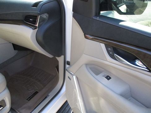 Used 2018 Cadillac Escalade ESV Luxury image 8