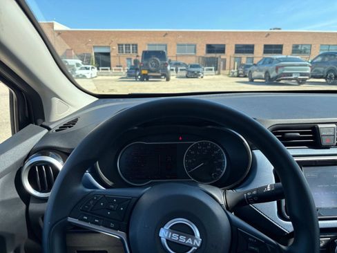 Used 2025 Nissan Versa SV FWD image 31