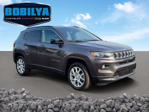 Used 2023 Jeep Compass Latitude AWD/4WD image 2