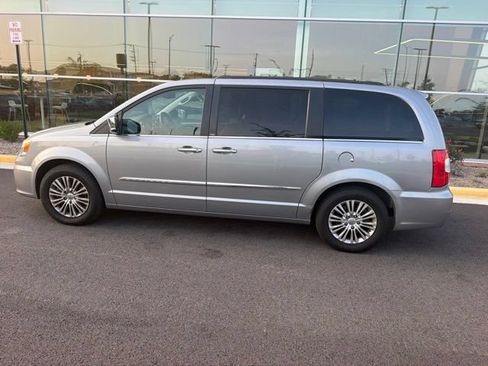 Used 2013 Chrysler Town & Country Touring-L w/ Driver Convenience Group FWD image 15