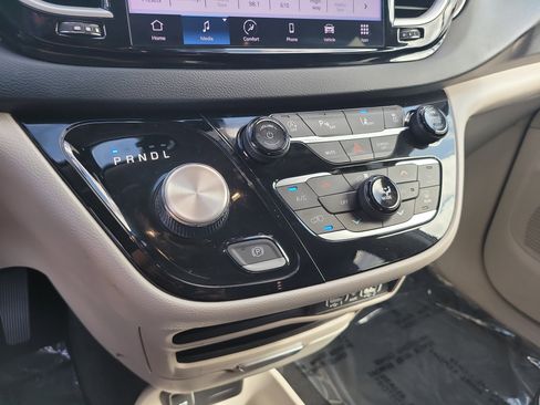 Used 2023 Chrysler Pacifica Touring-L FWD image 22