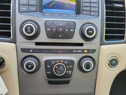 Used 2018 Ford Taurus SE FWD image 17