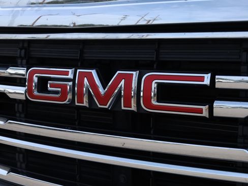 Used 2023 GMC Acadia SLT image 29