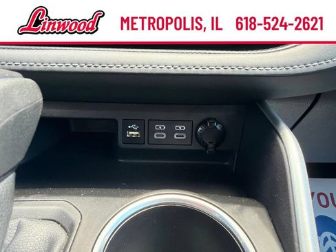 Used 2024 Toyota Highlander LE AWD/4WD image 28