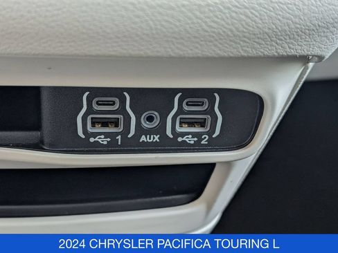 Used 2024 Chrysler Pacifica Touring-L FWD image 26
