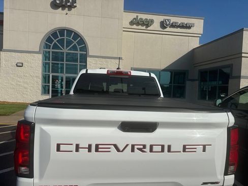 Used 2024 Chevrolet Colorado ZR2 w/ Technology Package AWD/4WD image 11