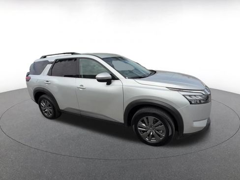 Used 2025 Nissan Pathfinder SV FWD image 2