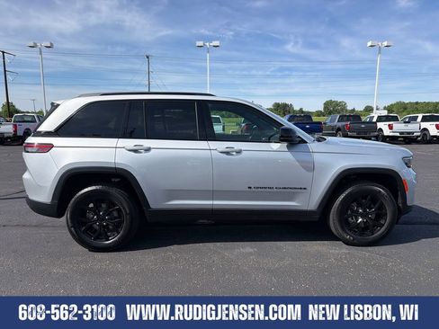 Used 2025 Jeep Grand Cherokee Altitude AWD/4WD image 6
