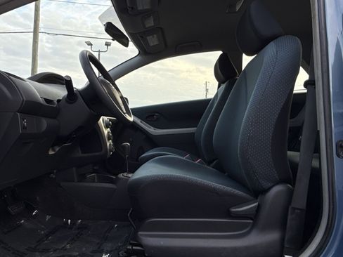 Used 2007 Toyota Yaris 2-Door Hatchback image 7