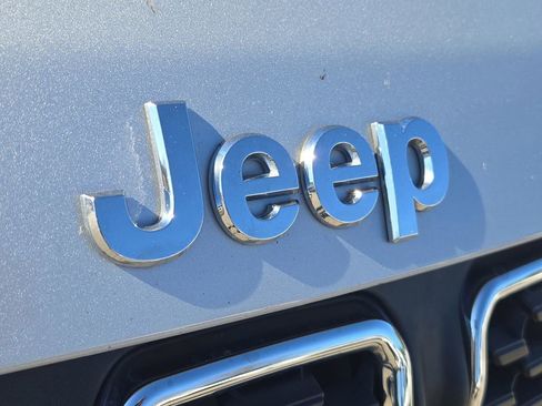 Used 2024 Jeep Compass Latitude image 4