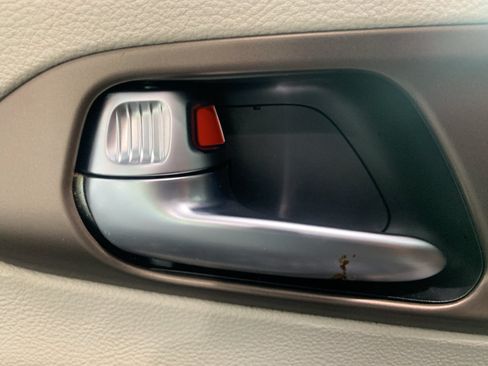 Used 2019 Chrysler Pacifica Touring Plus w/ Tire & Wheel Group FWD image 30