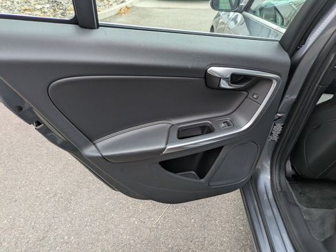 Used 2017 Volvo V60 T6 R-Design Platinum image 29