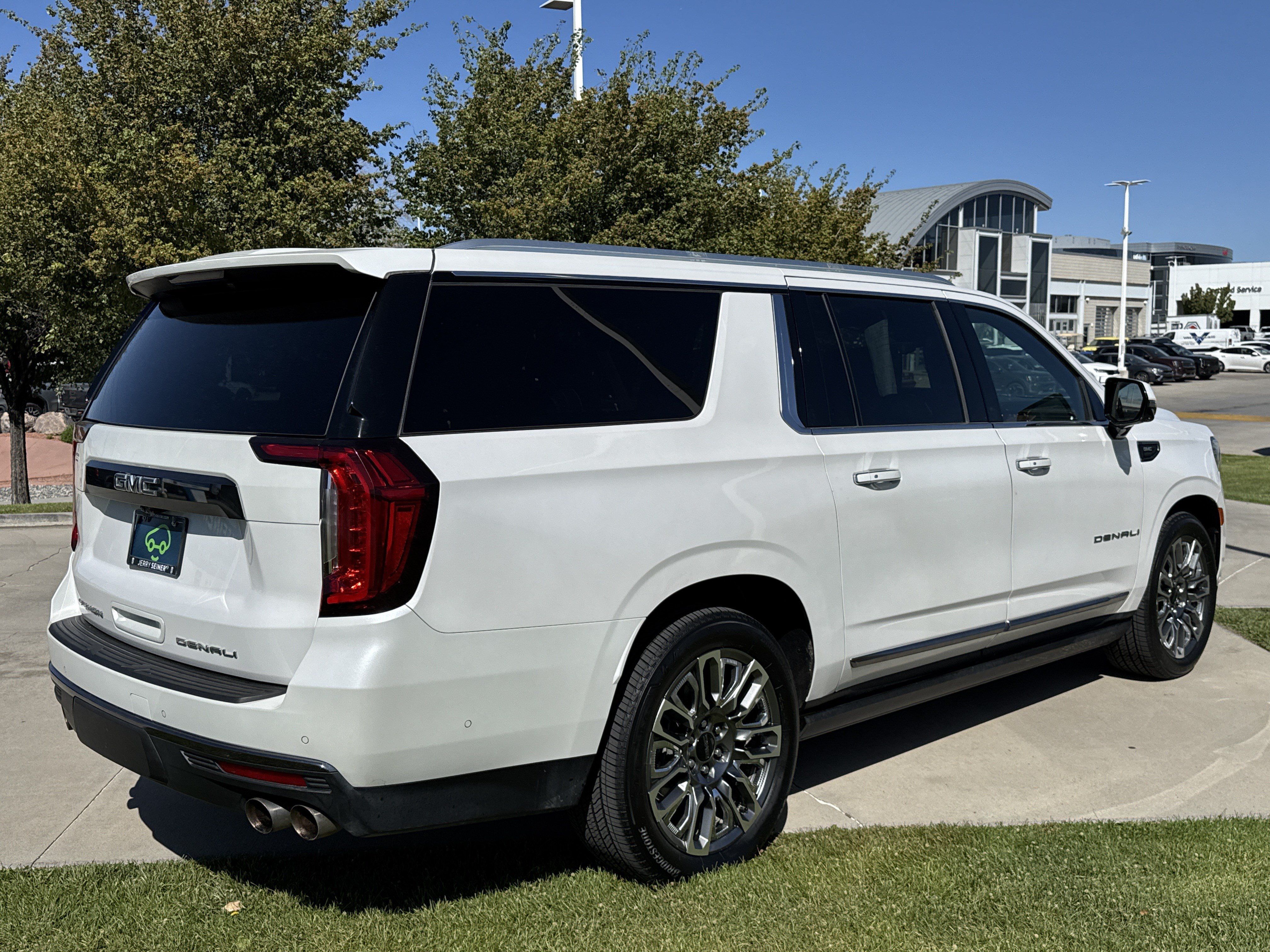 Used 2023 GMC Yukon XL Denali Ultimate AWD/4WD image 5