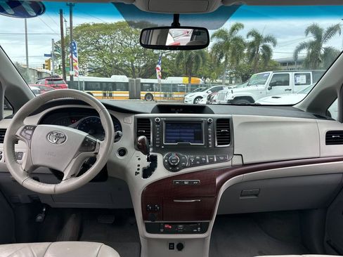 Used 2011 Toyota Sienna XLE image 13