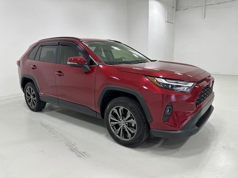 Used 2022 Toyota RAV4 XLE Premium image 7