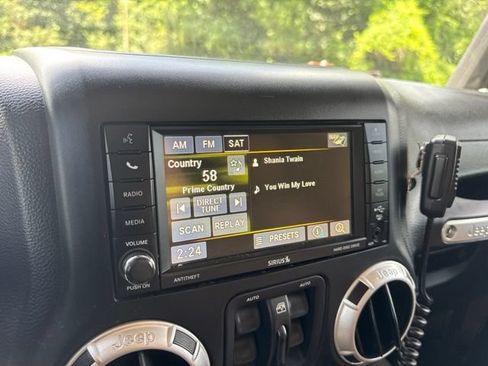 Used 2015 Jeep Wrangler Unlimited Sahara AWD/4WD image 19