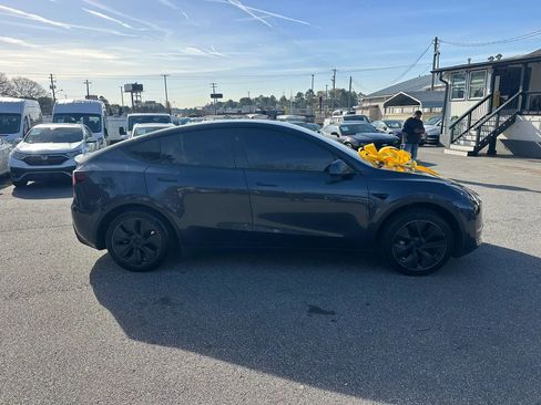 Used 2024 Tesla Model Y Long Range image 10