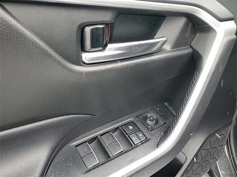 Used 2022 Toyota RAV4 XLE image 9
