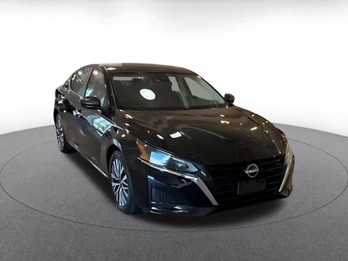 Used 2025 Nissan Altima 2.5 SV FWD image 3