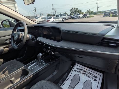 Used 2025 Nissan Kicks SV AWD/4WD image 17