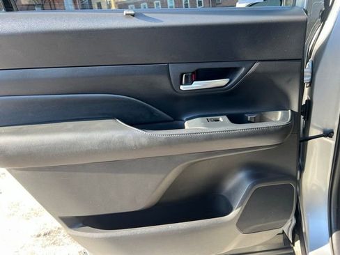 Used 2025 Toyota Grand Highlander AWD image 17