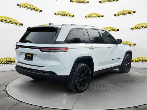 Used 2025 Jeep Grand Cherokee Altitude RWD image 5