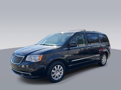 Used 2015 Chrysler Town & Country Touring image 8
