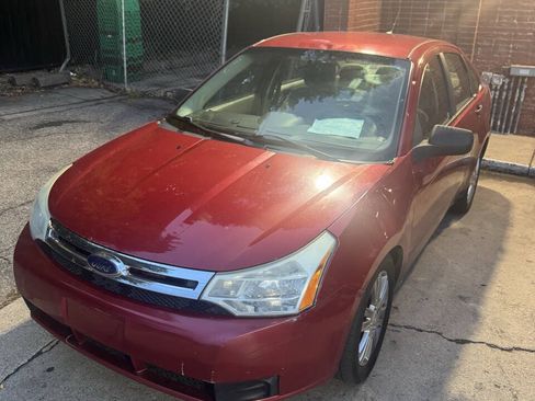 Used 2010 Ford Focus SE FWD image 2