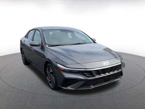 Used 2025 Hyundai Elantra Limited FWD image 3