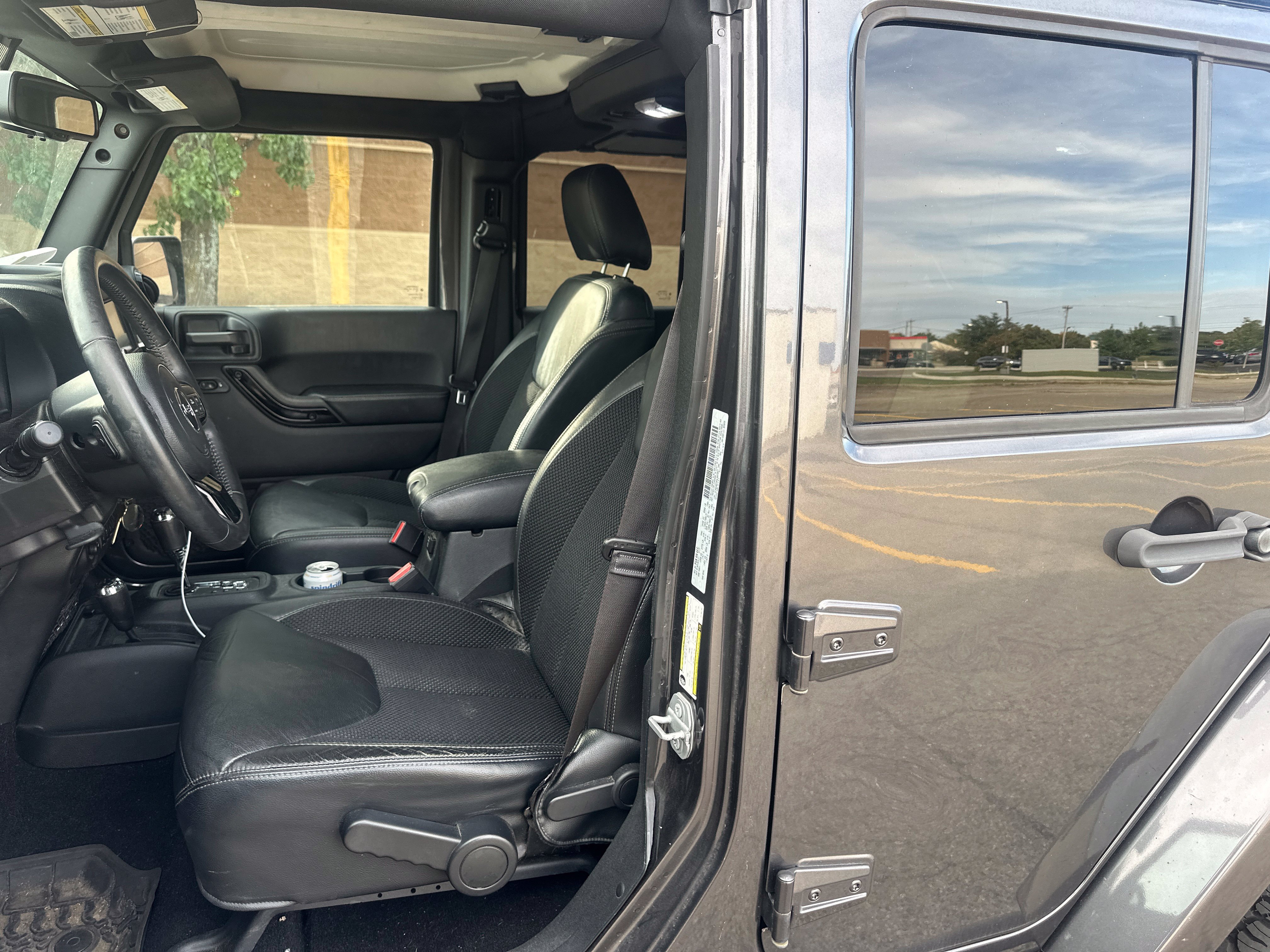 Used 2017 Jeep Wrangler Unlimited Sahara AWD/4WD image 4
