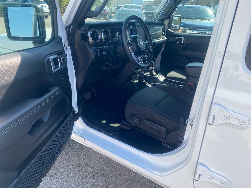 Used 2023 Jeep Wrangler Unlimited Sahara AWD/4WD image 17