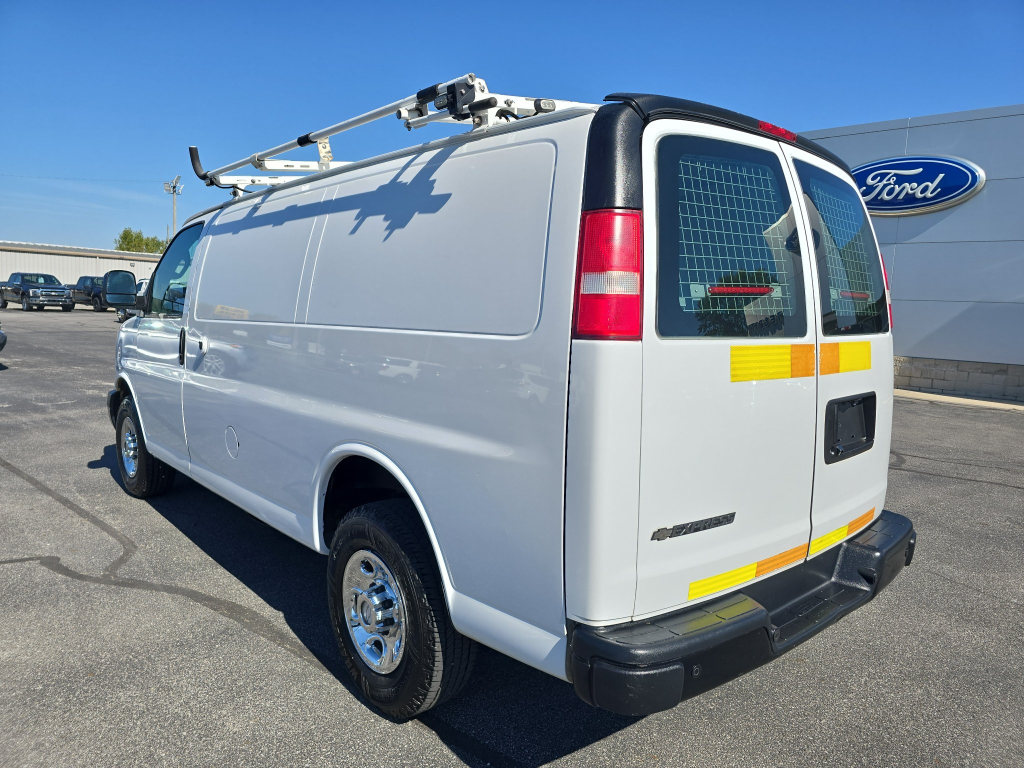 Used 2018 Chevrolet Express 2500 w/ Driver Convenience Package RWD image 8