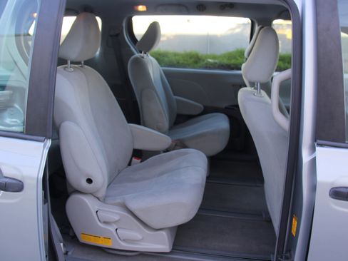Used 2014 Toyota Sienna L image 22