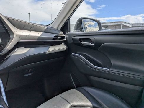 Used 2023 Toyota Highlander XLE FWD image 18